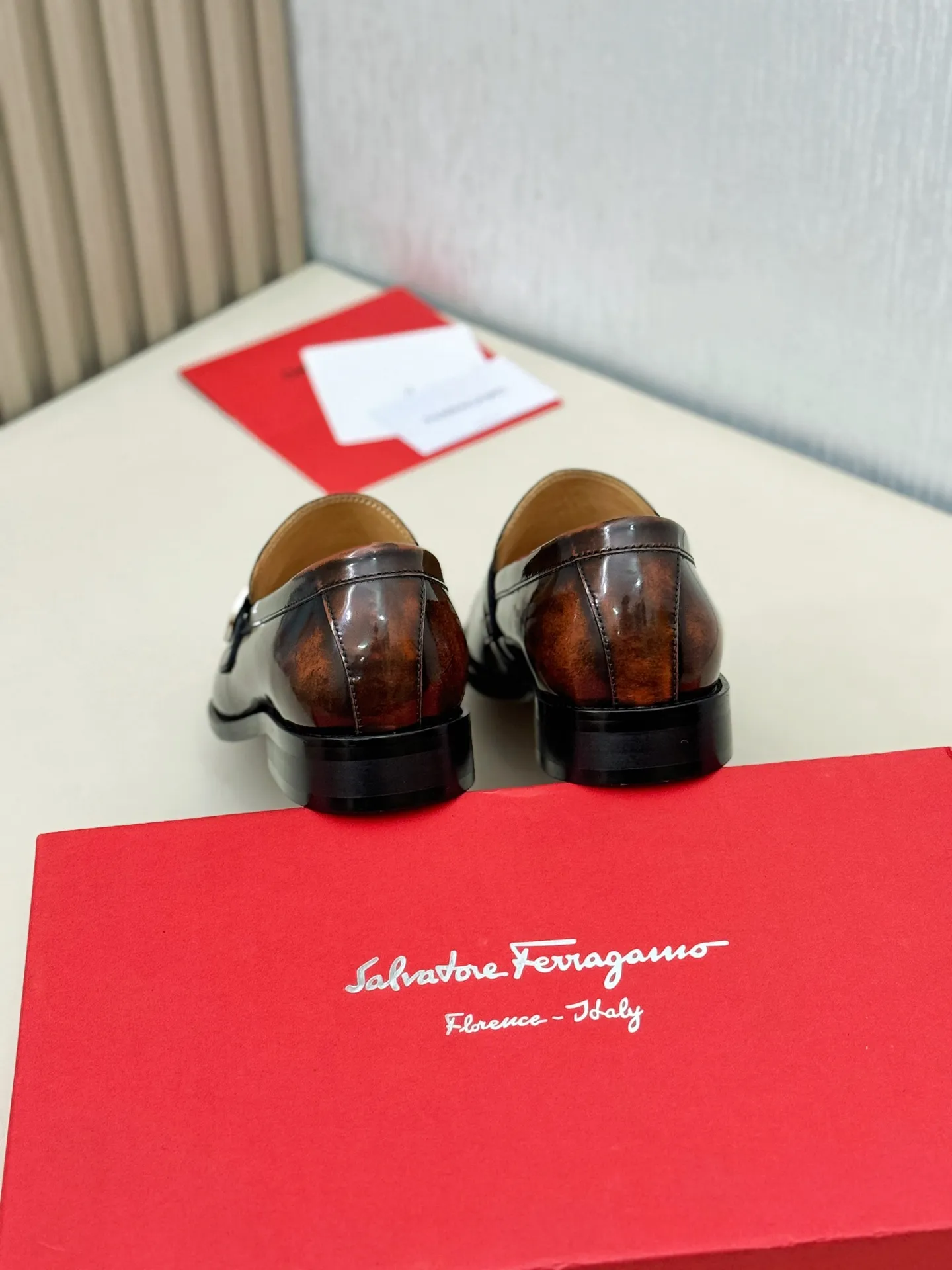 [Ferragamo] P: 560💰 Number of yards: 38~44 (45 orders are non-returnable) Ferragam's new men's formal leather shoes, the fabric is made of imported cowhide, with visible texture, heavy-duty stitching, dyed calfskin inside, standard logo cowhide feet, big-name experience, soft and comfortable on the feet, a men's favorite, special non-slip and wear-resistant rubber soles, easy to handle various occasions, with original box packaging!